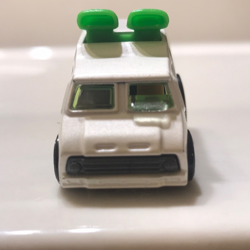Vtg Hot wheels Cool One near mint condition delivery truck exterminator graphics